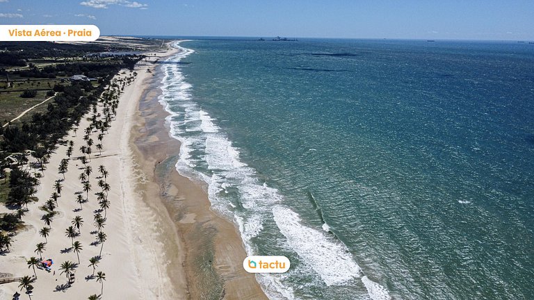 Apto em condomínio com acesso exclusivo à praia